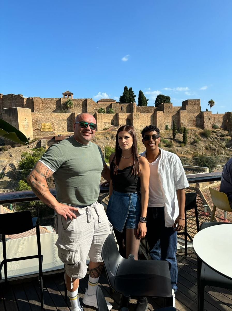 You know how we always say at TuManag3r that we work with MACRO-INFLUENCERS? 

Well, here’s an example of a MACRO influencer…🦾

Or maybe we should say MASSIVE influencer. 🦍

Because @ elporterodetiktok is HUGE. Literally! 😄

We were lucky enough to have him visit us in