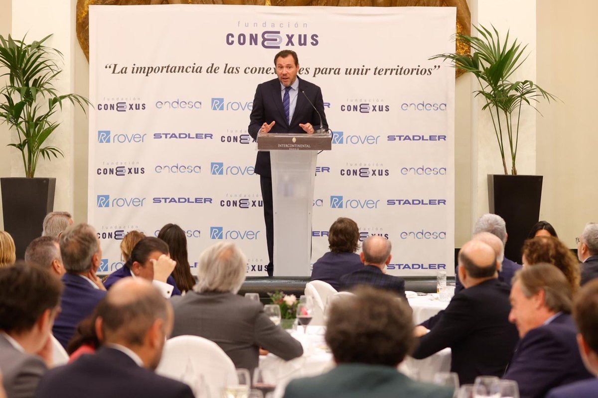 transportesgob's tweet photo. 📌 El ministro @oscar_puente_ ha repasado durante un almuerzo con empresarios en la @FConexus la situación del Corredor Mediterráneo, un "proyecto de país”.

Desde junio de 2018:
✔️ Obras licitadas por 7.100 M€.
✔️ Contratos adjudicados por 5.300 M€.
✔️ En ejecución ➕800 km. https://t.co/vgEeiKqa0I