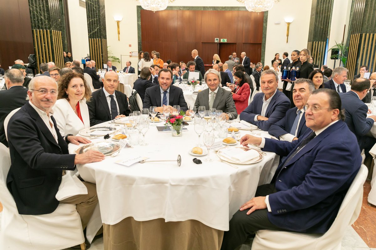 transportesgob's tweet photo. 📌 El ministro @oscar_puente_ ha repasado durante un almuerzo con empresarios en la @FConexus la situación del Corredor Mediterráneo, un "proyecto de país”.

Desde junio de 2018:
✔️ Obras licitadas por 7.100 M€.
✔️ Contratos adjudicados por 5.300 M€.
✔️ En ejecución ➕800 km. https://t.co/vgEeiKqa0I
