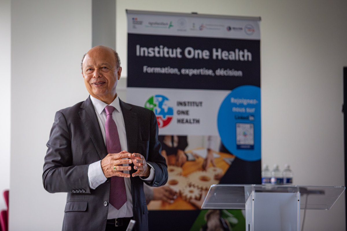 DavidAtchoarena's tweet photo. Honoré d’être choisi par @ENSV_VetAgroSup comme parrain de la première promotion du cycle des hautes études #OneHealth.

Heureux de présenter la vision de l’OMS sur cette approche et l’initiative de renforcement des capacités au sein de la Quadripartite One Health. https://t.co/4QUHuRhyfk