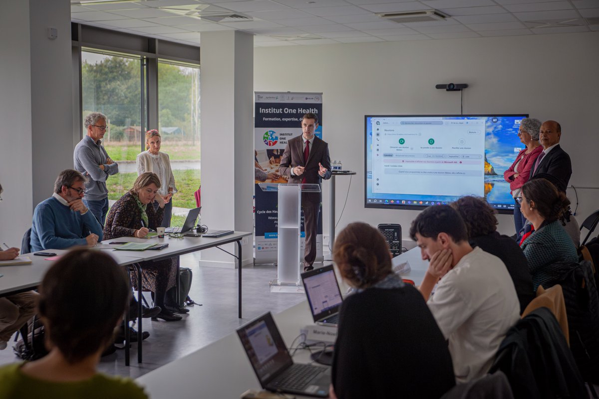DavidAtchoarena's tweet photo. Honoré d’être choisi par @ENSV_VetAgroSup comme parrain de la première promotion du cycle des hautes études #OneHealth.

Heureux de présenter la vision de l’OMS sur cette approche et l’initiative de renforcement des capacités au sein de la Quadripartite One Health. https://t.co/4QUHuRhyfk