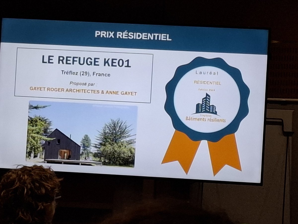 Remise des prix  #TrophéesBâtimentsRésilients2024 !

Le prix résidentiel est remis par Philippe Rozier, DG @AQC_FR au projet : le refuge KE01 de Anne et Roger Gayet