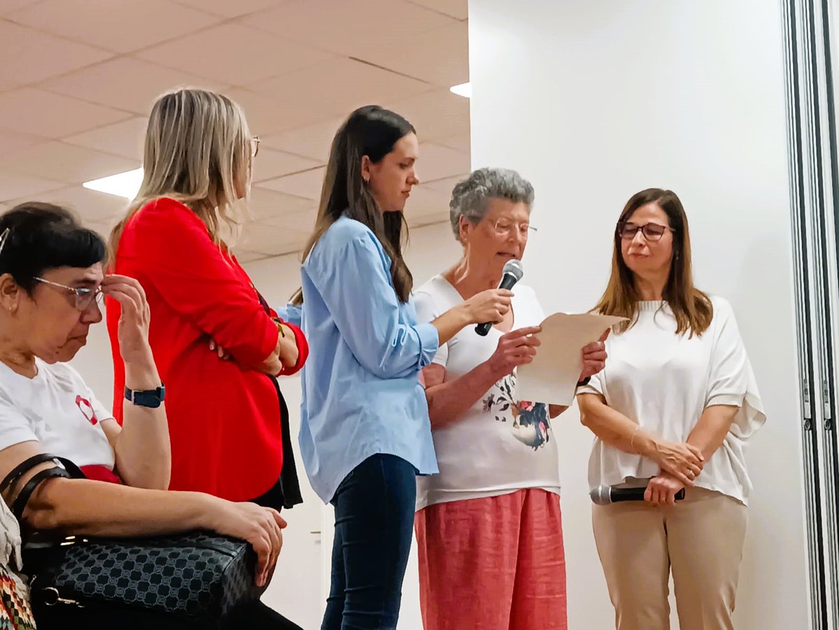 📌Avui,1 d'octubre, celebrem la 1a Jornada Comunitària en motiu del Dia Internacional de la Gent Gran al Casal.
Estem gaudint de tallers, taules rodones i xerrades.👨‍👩‍👧‍👧.
#DiaInternacionalDeLaGentGran