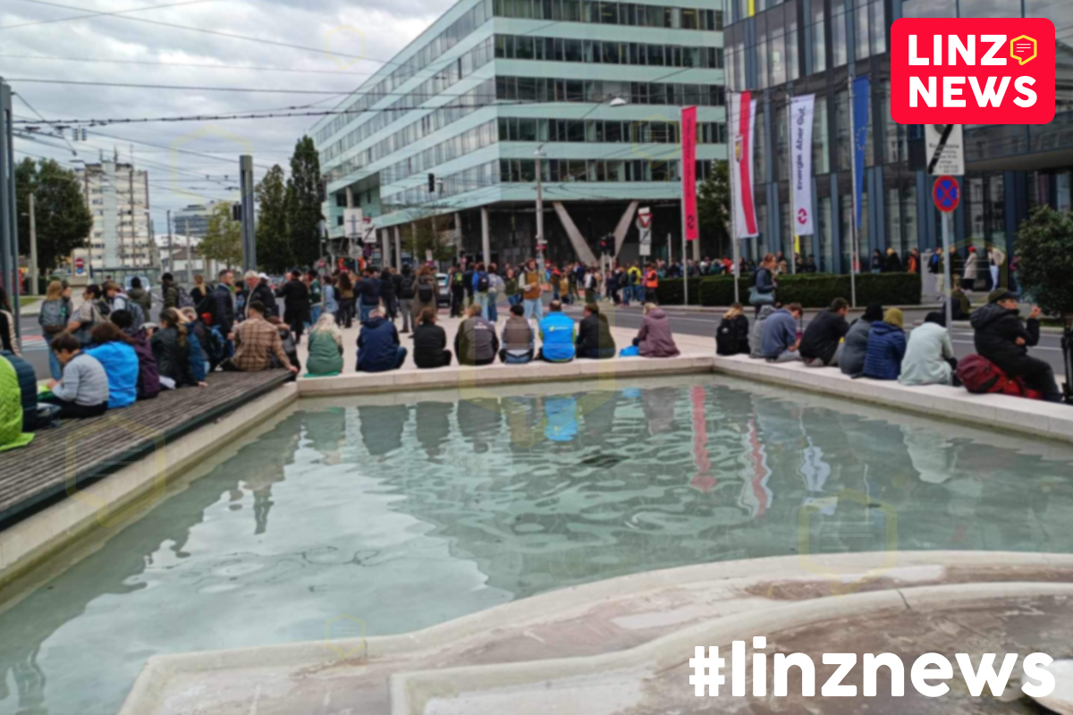 linzdotnews's tweet photo. 🚨 Bombendrohung gegen Hauptbahnhof
💥 Massive Verkehrsprobleme, Züge stehen, Straßen gesperrt!
👉 Bahnhof, LDZ und Vorplätze komplett geräumt.
📸 Leserfotos

📱 https://t.co/ctyUZ3mpl2

#eilt #linz #bahnhof #linznews #einsatz #bombendrohung https://t.co/fb5LHnILQK