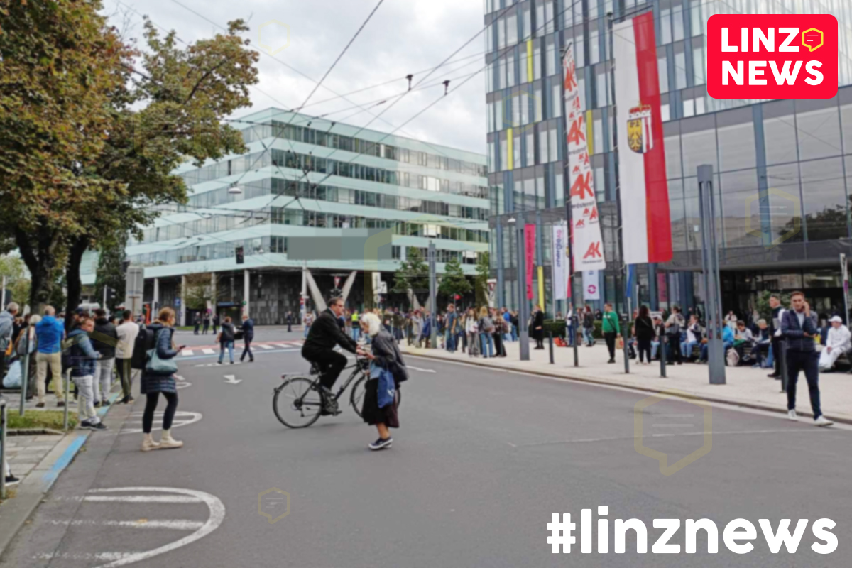 linzdotnews's tweet photo. 🚨 Bombendrohung gegen Hauptbahnhof
💥 Massive Verkehrsprobleme, Züge stehen, Straßen gesperrt!
👉 Bahnhof, LDZ und Vorplätze komplett geräumt.
📸 Leserfotos

📱 https://t.co/ctyUZ3mpl2

#eilt #linz #bahnhof #linznews #einsatz #bombendrohung https://t.co/fb5LHnILQK