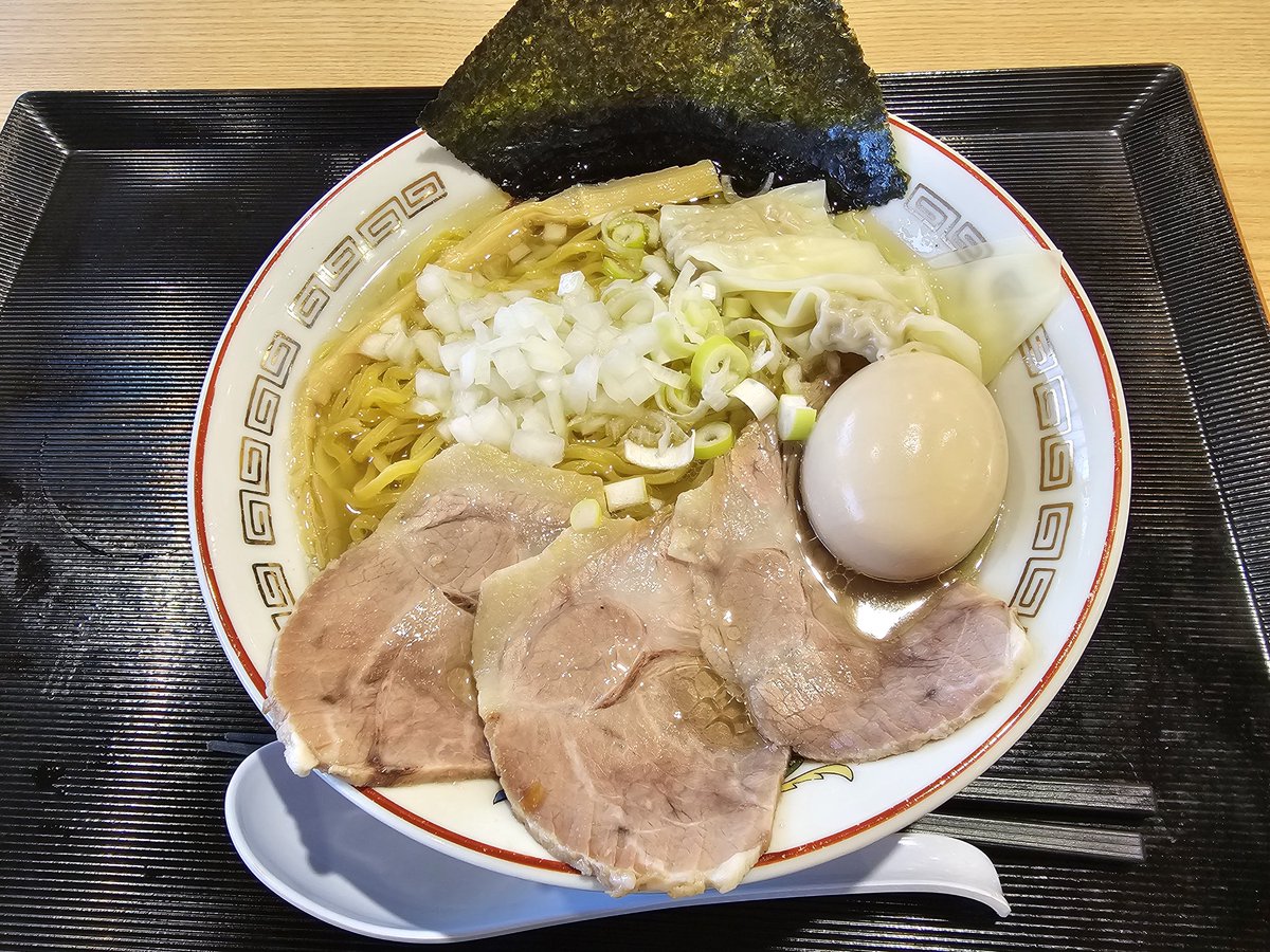 hoootaaarururu's tweet image. 🍜 ラーメン ハチロク さん
初めて行ってきました🚗³₃
ビバホーム自体初めて行ったんですが、めちゃめちゃ広かったꉂ😂
ラーメンはシンプルで優しいお味☺️
ワンタンと玉ねぎ好きの私には最高のご馳走でした😋🙏🏻✨

 #山梨
 #山梨グルメ
 #山梨ラーメン
 #ラーメンハチロク
 #ビバホーム