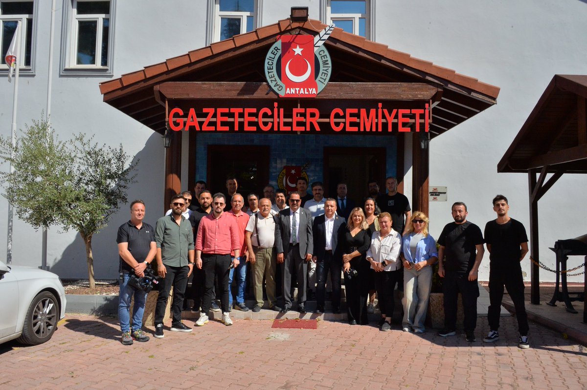 Antalya İl Emniyet Müdürü Sayın İlker ARSLAN, cemiyetimizi ziyaret ederek, gazetecilerin sorularını cevaplandırdı. AGC Basın Galerisi’nden övgüyle bahseden Arslan, Türkiye’nin kurumsal anlamda en önemlilerinden olan AGC’de olmaktan dolayı mutlu olduğunu belirtti. <a href="/AntalyaEmniyet/">Antalya Emniyet Müdürlüğü</a>