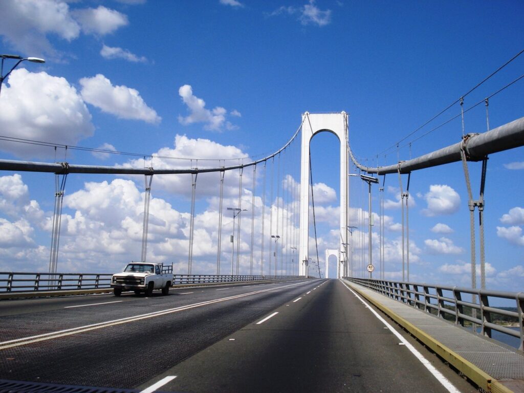 Empresarios aseguran que la restricción de carga pesada por del puente Angostura afecta actividades económicas  eldiariodeguayana.com.ve/empresarios-as… vía <a href="/DiariodeGuayana/">El Diario de Guayana</a>