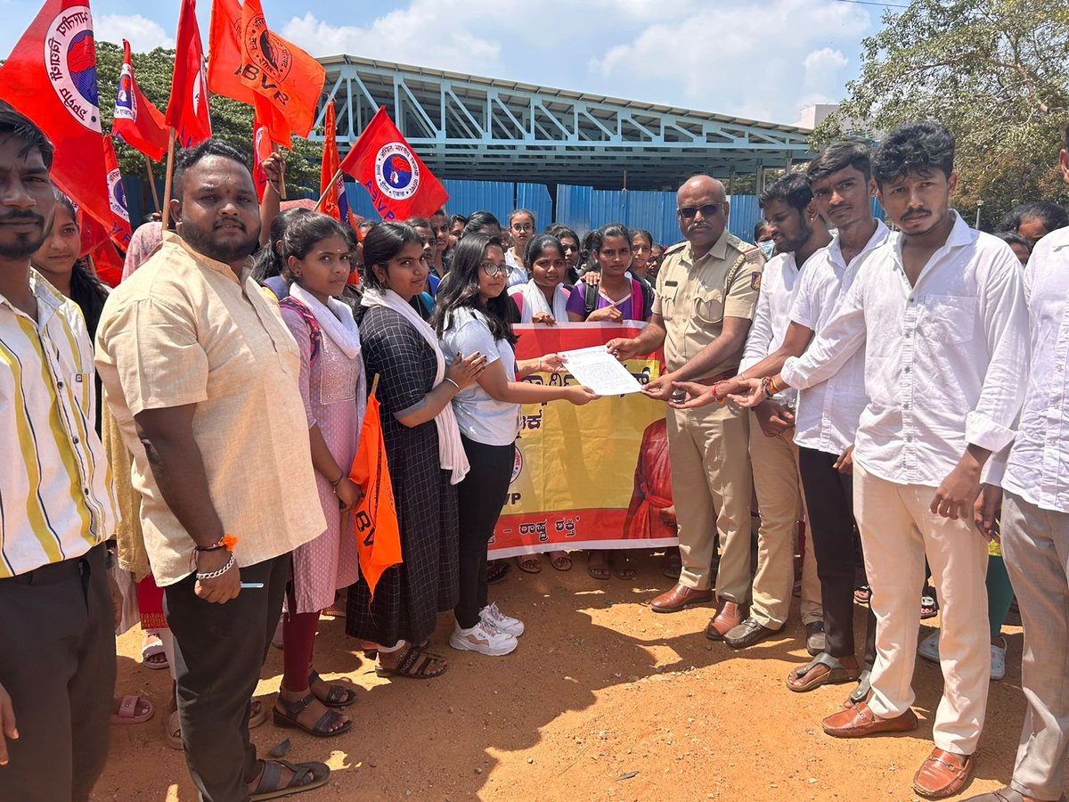 ಅಖಿಲ ಭಾರತೀಯ ವಿದ್ಯಾರ್ಥಿ ಪರಿಷತ್ ಬೆಂಗಳೂರು ಮಹಾನಗರ ವತಿಯಿಂದ ಕರ್ನಾಟಕ ರಾಜ್ಯದಲ್ಲಿನ ಸರ್ಕಾರಿ ವಿಶ್ವವಿದ್ಯಾಲಯಗಳಲ್ಲಿ ಹಾಗೂ ಸರ್ಕಾರಿ ಪ್ರಥಮ ದರ್ಜೆ ಕಾಲೇಜುಗಳಲ್ಲಿ ಸಮರ್ಪಕ ಬೋಧಕರನ್ನು ನೇಮಿಸುವಂತೆ ಆಗ್ರಹಿಸಿ ನಗರದ ಫ್ರೀಡಂ ಪಾರ್ಕಿನಲ್ಲಿ ಬೃಹತ್ ಪ್ರತಿಭಟನೆ ಮಾಡಲಾಯಿತು.
#ABVP
#ABVPBENGALURU
#ABVPFORSTUDENTS