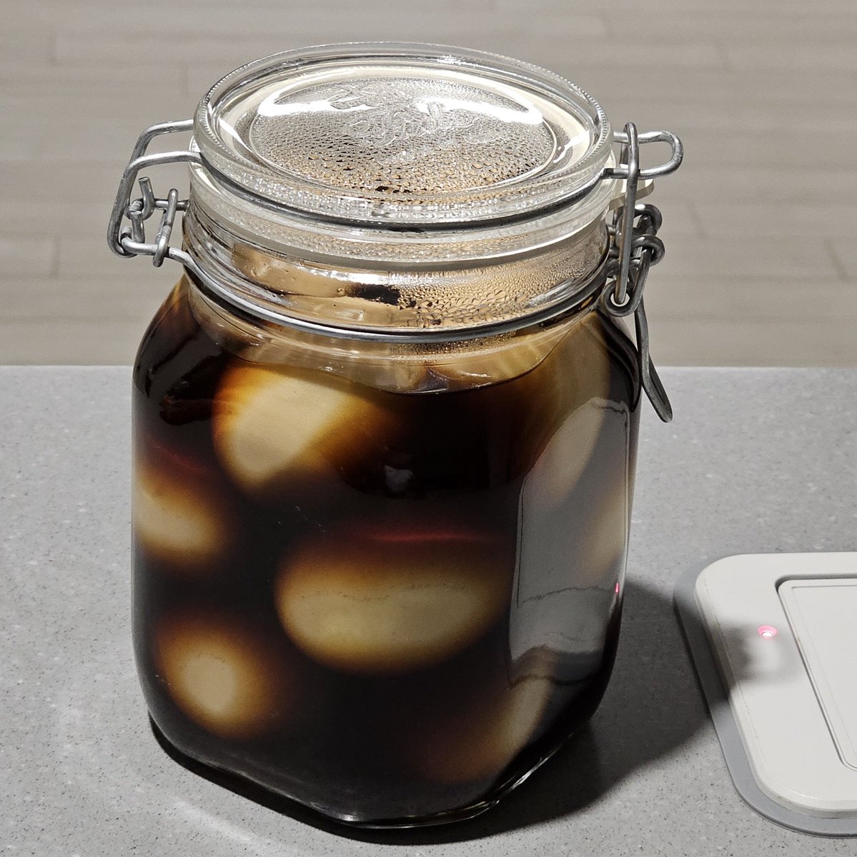 이 밤에 계란장조림 했는데
어머 간이 딱 맞는다 이 희열 ㅋㅋㅋ
멸치육숫물에 눈대중으로 간장 휘휘
맛술, 알룰로스, 대파, 마늘, 청양고추
넣었는데 슴슴 살짝 매콤 딱 좋구만👏🏻