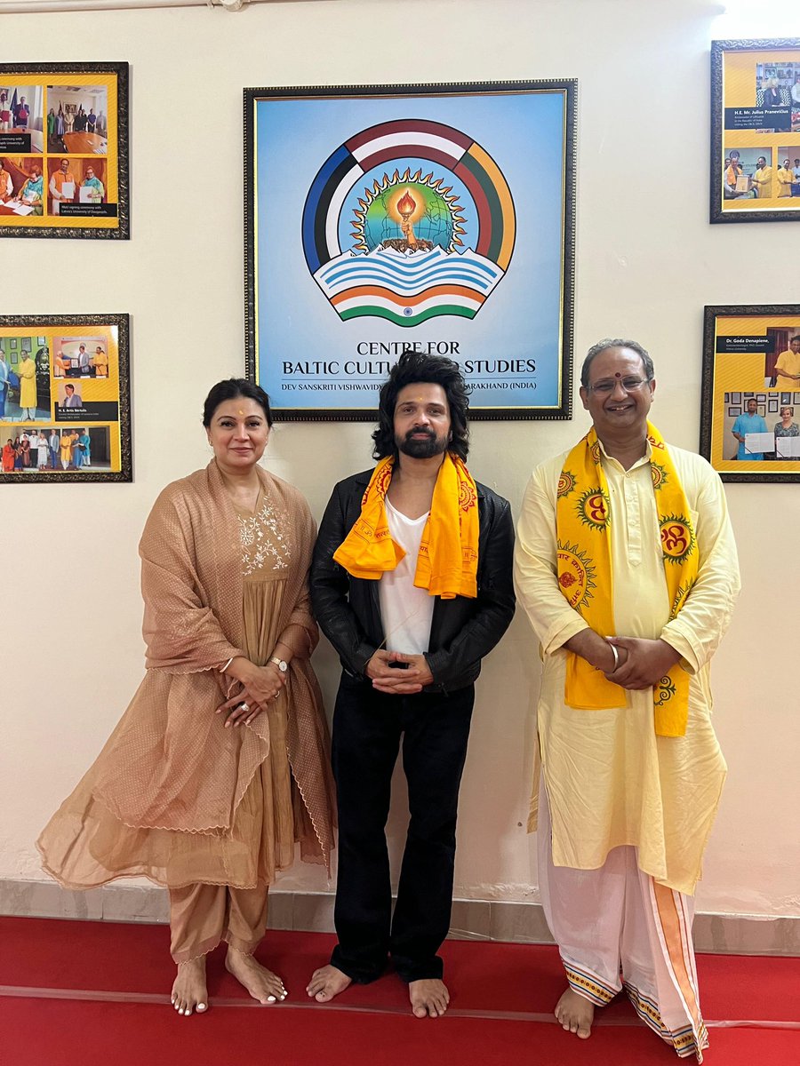 DrChinmayP's tweet photo. सुप्रसिद्ध गायक, संगीतकार एवं अभिनेता श्री हिमेश रेशमिया जी का आज देव संस्कृति विश्वविद्यालय शांतिकुंज में सपरिवार आगमन हुआ।

इस अवसर पर श्री रेशमिया जी ने देव संस्कृति विश्वविद्यालय परिसर में स्थित प्रज्ञेश्वर महाकाल मंदिर के दर्शन कर, पूरे परिसर का भ्रमण किया। https://t.co/BRt4CyCfRF