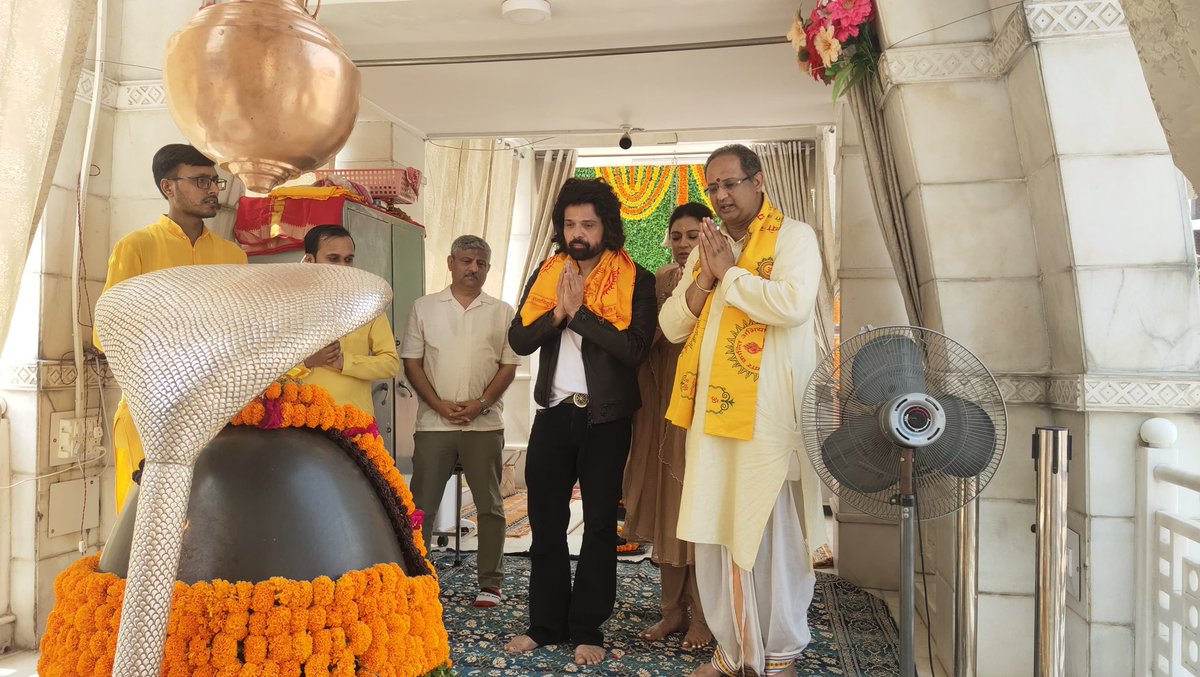 DrChinmayP's tweet photo. सुप्रसिद्ध गायक, संगीतकार एवं अभिनेता श्री हिमेश रेशमिया जी का आज देव संस्कृति विश्वविद्यालय शांतिकुंज में सपरिवार आगमन हुआ।

इस अवसर पर श्री रेशमिया जी ने देव संस्कृति विश्वविद्यालय परिसर में स्थित प्रज्ञेश्वर महाकाल मंदिर के दर्शन कर, पूरे परिसर का भ्रमण किया। https://t.co/BRt4CyCfRF