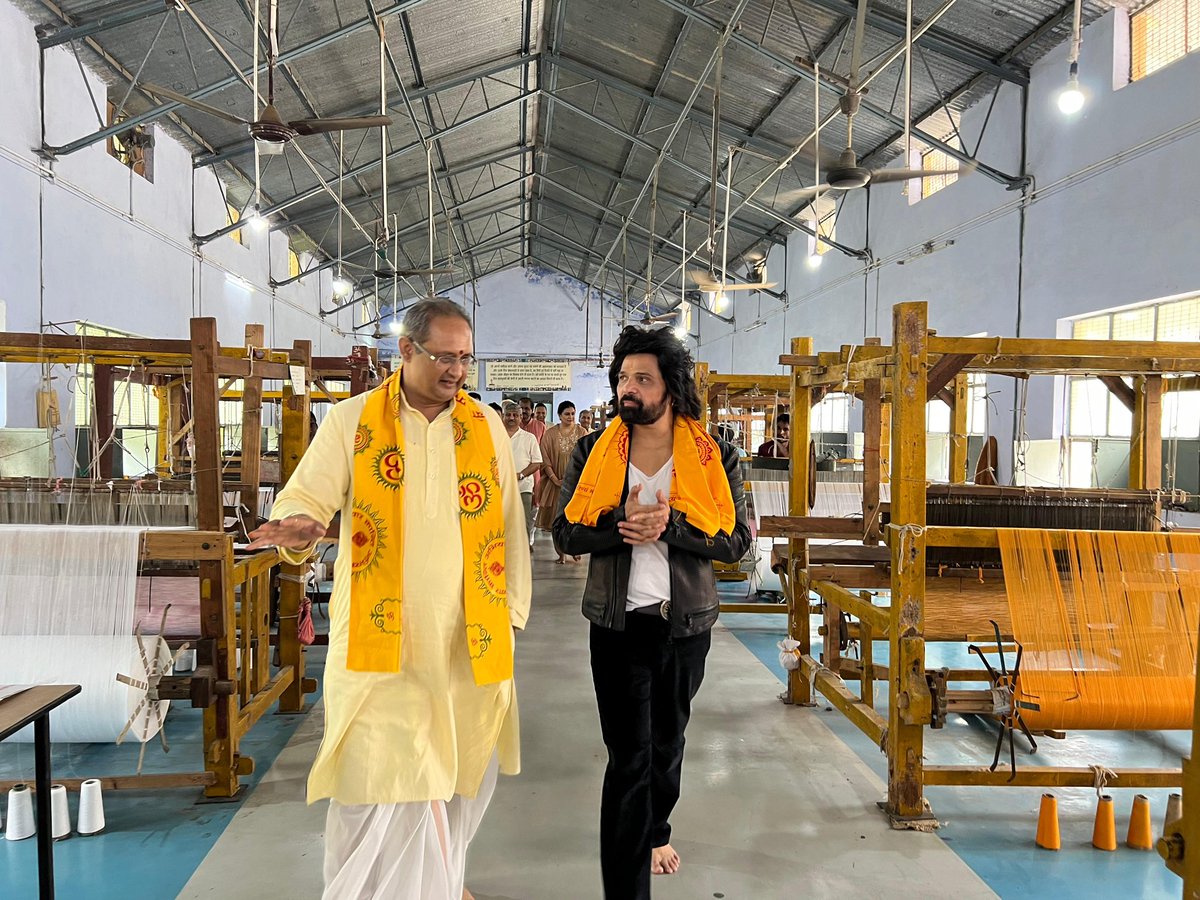 DrChinmayP's tweet photo. सुप्रसिद्ध गायक, संगीतकार एवं अभिनेता श्री हिमेश रेशमिया जी का आज देव संस्कृति विश्वविद्यालय शांतिकुंज में सपरिवार आगमन हुआ।

इस अवसर पर श्री रेशमिया जी ने देव संस्कृति विश्वविद्यालय परिसर में स्थित प्रज्ञेश्वर महाकाल मंदिर के दर्शन कर, पूरे परिसर का भ्रमण किया। https://t.co/BRt4CyCfRF
