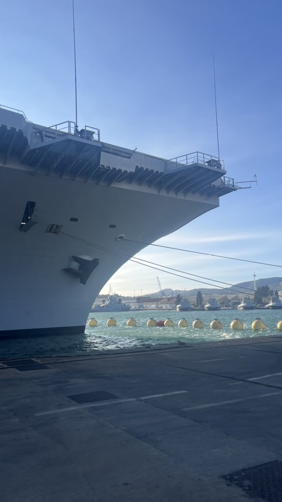 AColson_'s tweet image. « 42.000 tonnes de diplomatie » : retour sur cette visite exceptionnelle du porte-avions Charles de Gaulle.

Avec collègues et étudiants du Centre Géopolitique, Défense &amp;amp; Leadership que je dirige à l’#ESSEC avec F. Charillon et L. Finaz.

Merci au Pacha pour son accueil.