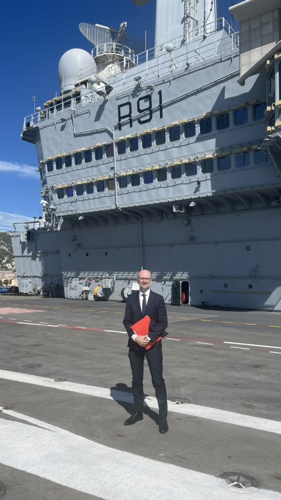 AColson_'s tweet image. « 42.000 tonnes de diplomatie » : retour sur cette visite exceptionnelle du porte-avions Charles de Gaulle.

Avec collègues et étudiants du Centre Géopolitique, Défense &amp;amp; Leadership que je dirige à l’#ESSEC avec F. Charillon et L. Finaz.

Merci au Pacha pour son accueil.