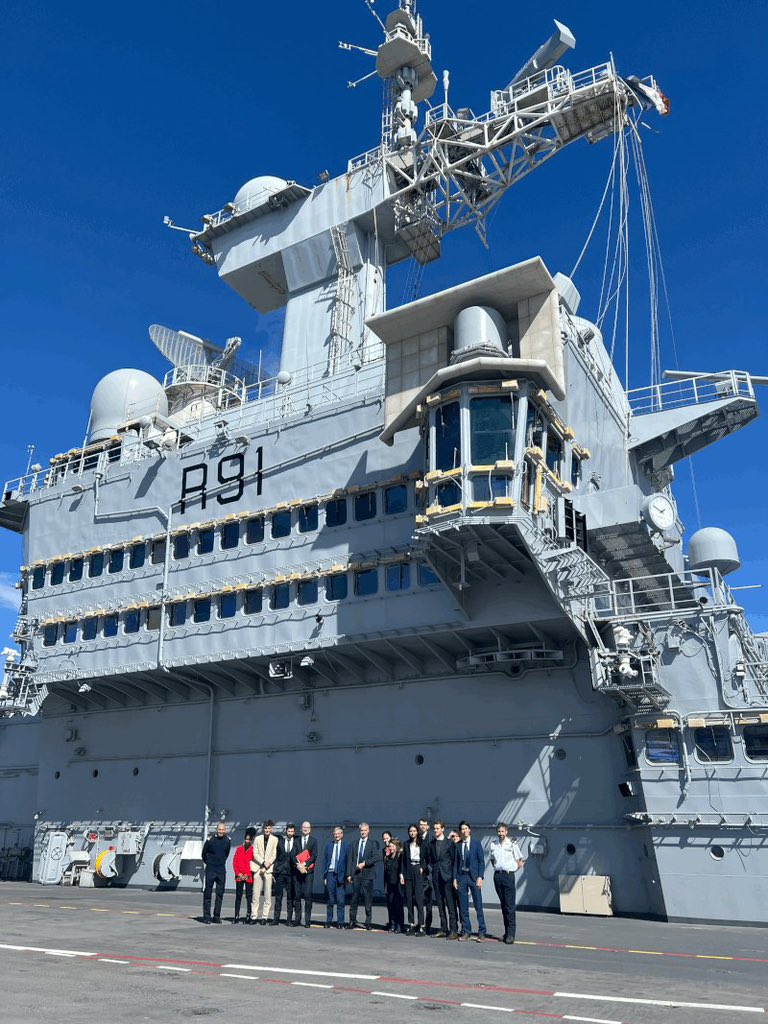 AColson_'s tweet image. « 42.000 tonnes de diplomatie » : retour sur cette visite exceptionnelle du porte-avions Charles de Gaulle.

Avec collègues et étudiants du Centre Géopolitique, Défense &amp;amp; Leadership que je dirige à l’#ESSEC avec F. Charillon et L. Finaz.

Merci au Pacha pour son accueil.