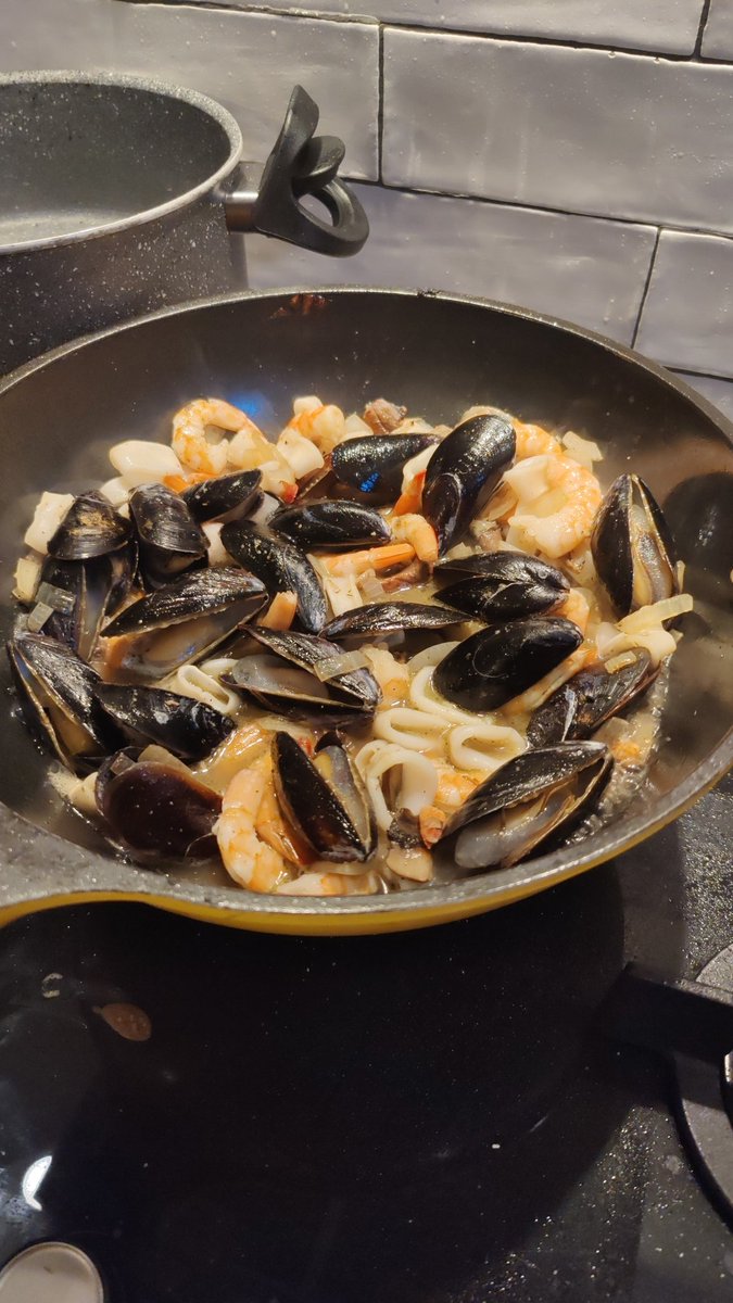 sela_eitan's tweet photo. Mussels and missiles
#WarLifeBalance https://t.co/7ew6X3wuSo