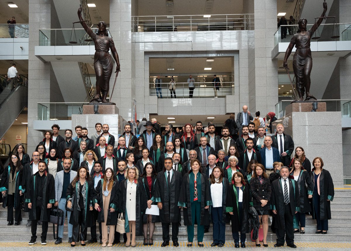 CMK Ücret Tarifelerinin Avukatlık Asgari Ücret Tarifesi (AAÜT)'ne yükseltilmesi için Genç Avukatlar Merkezimiz üyeleri ve meslektaşlarımızla Çağlayan Adliyesi önünde basın açıklaması gerçekleştirdik.

"CMK ücret tarifesinin düşük olması kronikleşmiş bir sorun olarak yıllardır