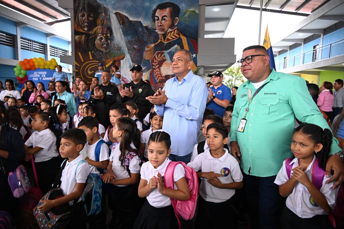 Autoridades en Bolívar le dieron la bienvenida al nuevo año escolar eldiariodeguayana.com.ve/autoridades-en… vía <a href="/DiariodeGuayana/">El Diario de Guayana</a>

#educacion #Bolivar #Guayana