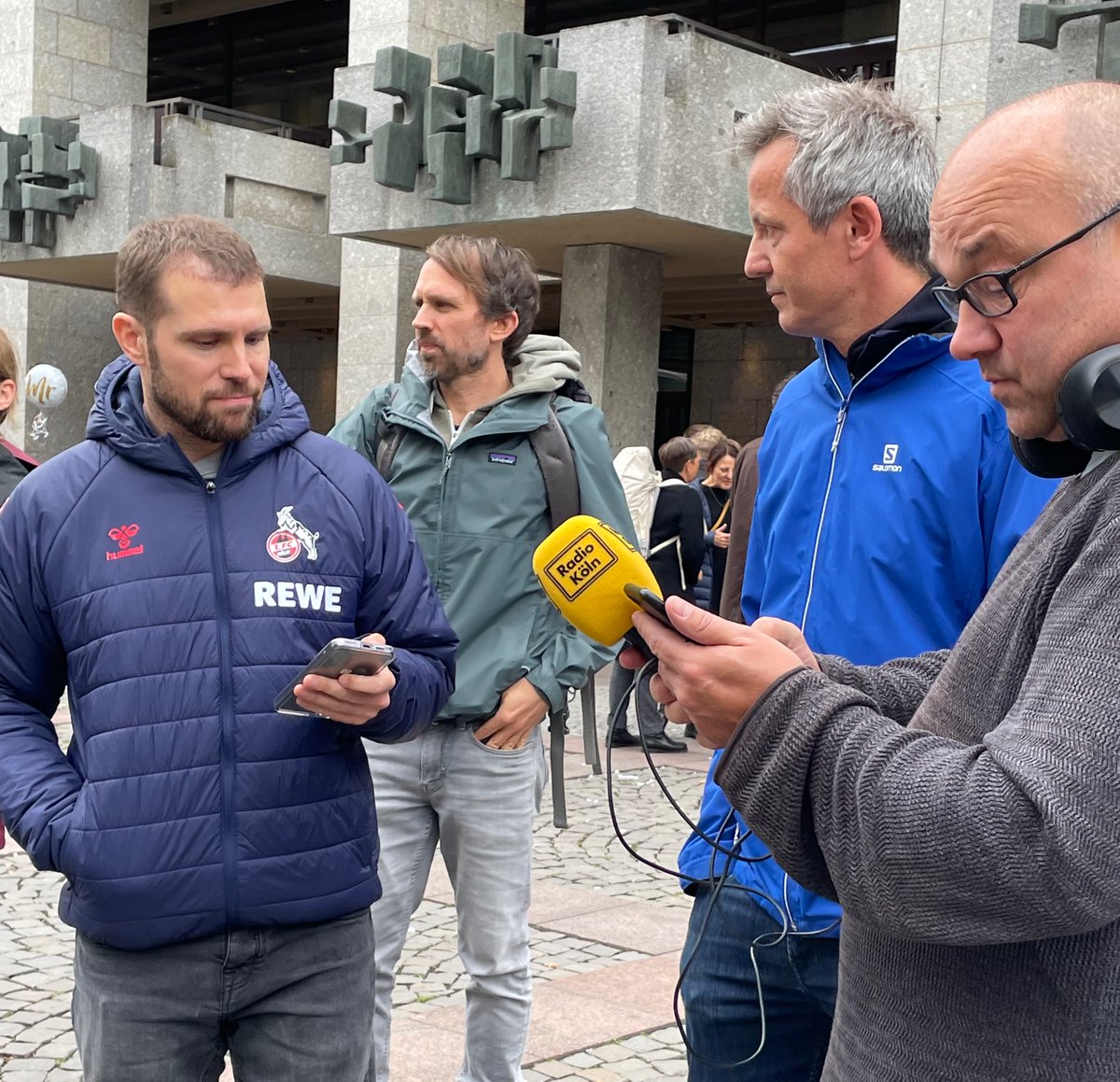 Platznutzung 1. FC Köln versus Breitensport. Jetzt wird im #koelnrat über einen (!) Teilaspekt im öffentlichen Teil diskutiert. Der Rest dann später im nicht-öffentlichen Teil, obwohl alles schon im <a href="/KSTA/">Kölner Stadt-Anzeiger</a> und <a href="/KoelnischeR/">Kölnische Rundschau</a> nachzulesen ist. #Wiese #Leistungszentrum #meeeeh 🐐