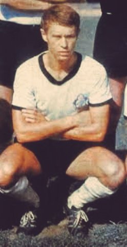 AltayRetro's tweet photo. Profesyonel Futbol A Takımımızda 1967-1969 yılları arasında forma giymiş resimdeki futbolcu kimdir ? 

@AltaySporKulubu 
#BüyükAltay https://t.co/q4O9rDzOHY