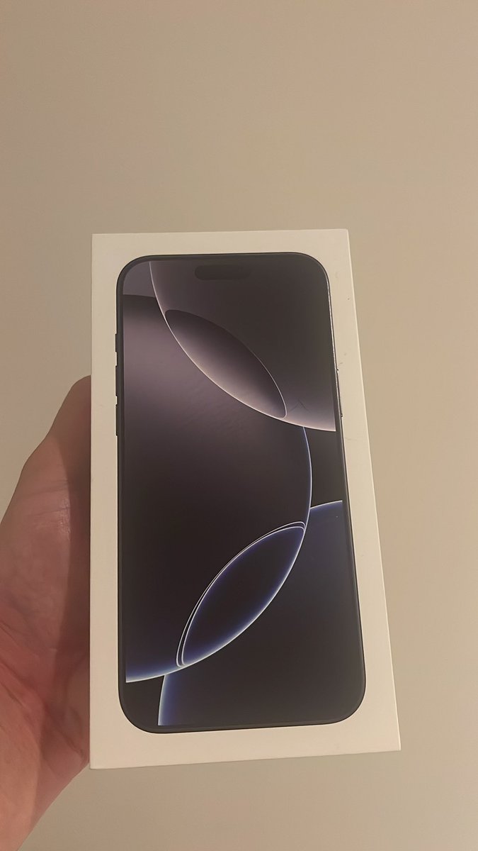JunyaVT's tweet photo. So, I got this a few days ago. But my case hasn’t come yet. I have 4 hours to decide. https://t.co/nyYIRCEE6R