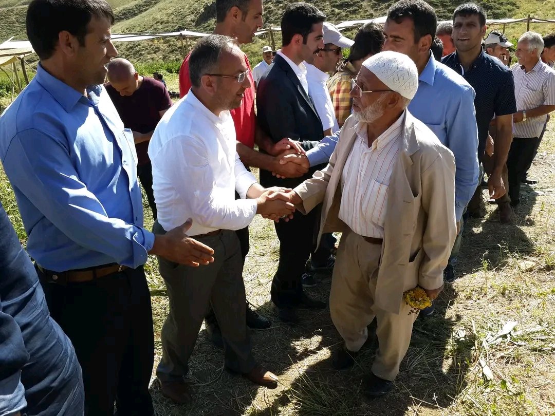 OrhanACIKBAS's tweet photo. Eğer beli bükülmüş ihtiyarlarımız olmasaydı, belalar üzerinize sel gibi dökülecekti. (Hadis-i Şerif)

Yaşlılarımız toplumun manevi rahmet sigortalarıdır. 
Yaşlılara hürmet etmek ve ihtiyaçlarını karşılamak, her Müslüman'ın görevleri arasındadır.

Rabbim sağ onları başımızdan eksik etmesin, vefat edenlere rahmet eylesin inşaAllah
#1EkimYaşlılarGünü