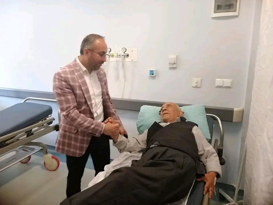 OrhanACIKBAS's tweet photo. Eğer beli bükülmüş ihtiyarlarımız olmasaydı, belalar üzerinize sel gibi dökülecekti. (Hadis-i Şerif)

Yaşlılarımız toplumun manevi rahmet sigortalarıdır. 
Yaşlılara hürmet etmek ve ihtiyaçlarını karşılamak, her Müslüman'ın görevleri arasındadır.

Rabbim sağ onları başımızdan eksik etmesin, vefat edenlere rahmet eylesin inşaAllah
#1EkimYaşlılarGünü