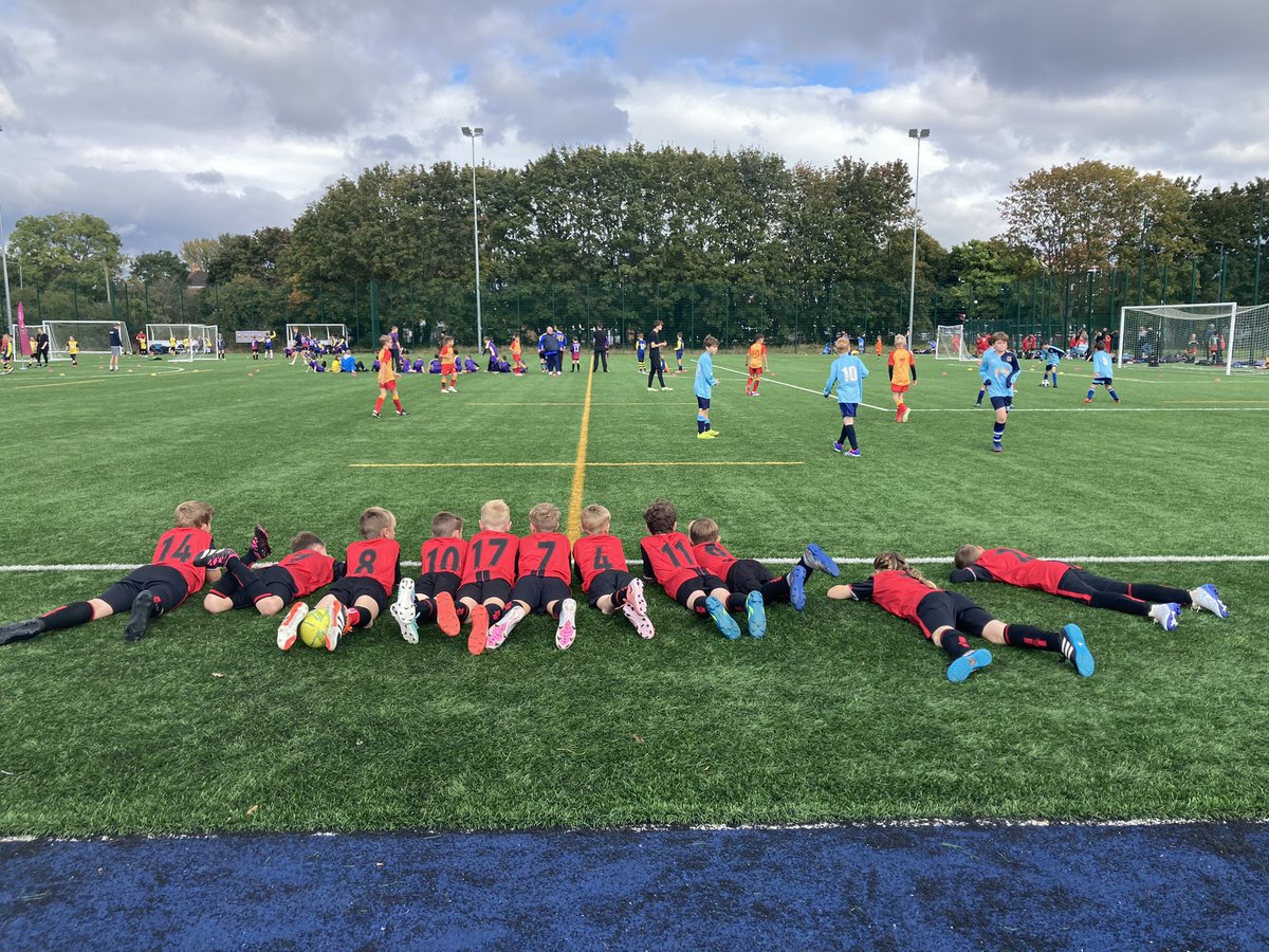 Llongyfarchiadau i’n tîm pêl-droed am chwarae a chynrychioli’r ysgol yn wych heddiw. Ennill 4 gêm a 2 gêm cyfartal- da iawn chi 👏🏼 <a href="/UrddCaerdyddFro/">Urdd Caerdydd a'r Fro</a> 

Congratulations to our football team for playing and representing the school brilliantly today. 4 wins and 2 draws. 👏🏼