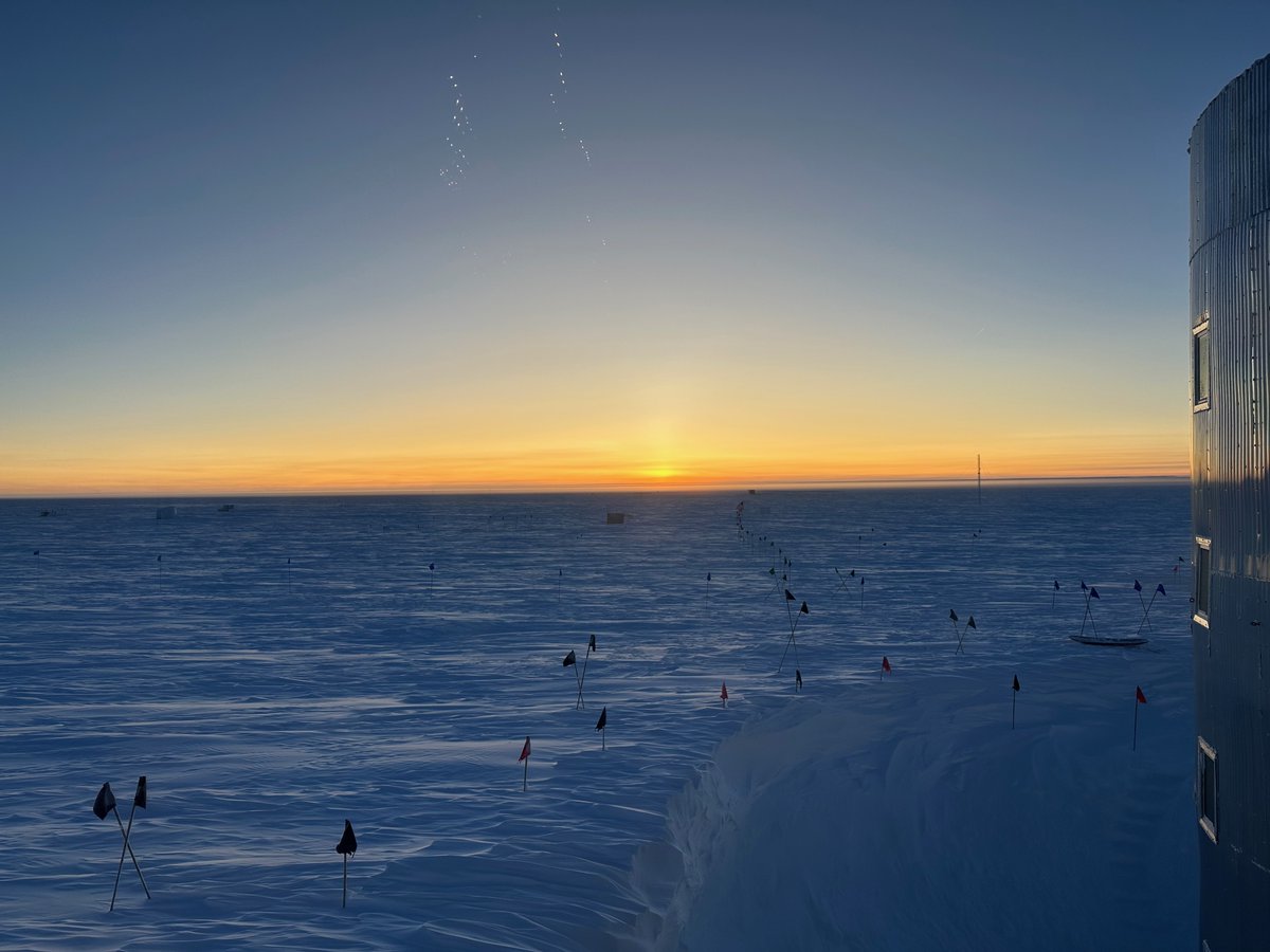 September 20 was a special day for the team at NOAA's South Pole Observatory: after 6 months of darkness, “the sun is finally back.” GML's Krystian Kopka captured the moment. noaa.gov/stories/photo-…