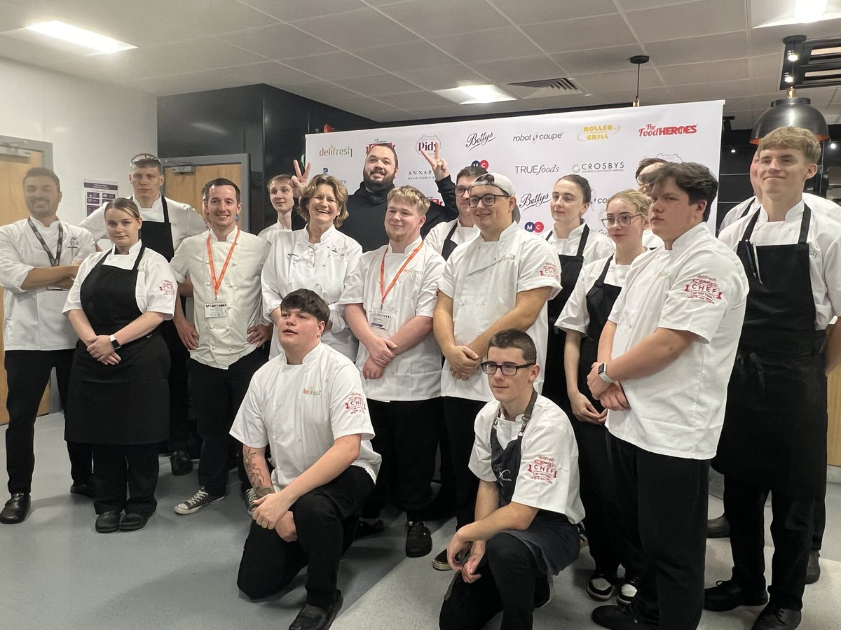 stephaniejmoon's tweet photo. Superb first heat of the @Delifreshltd #Youngchefoftheyear #competition today in @leedscitycoll with great judges @andreagaurdascon @Chefjono2 @oobrewster high standard … https://t.co/JOpC9Dm2do