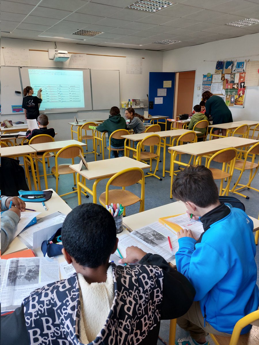 FredericBablon's tweet photo. Chorale à l'école Letroz, co-intervention à l'école Le Morillon, groupes de besoins au collège de Margencel, classes flexibles à l'école de Massongy...des enseignants enthousiastes et créatifs, des élèves autonomes qui progressent. Bravo ! @acgrenoble @DSDEN74 @HeleneInsel https://t.co/6JcYAOhW9U