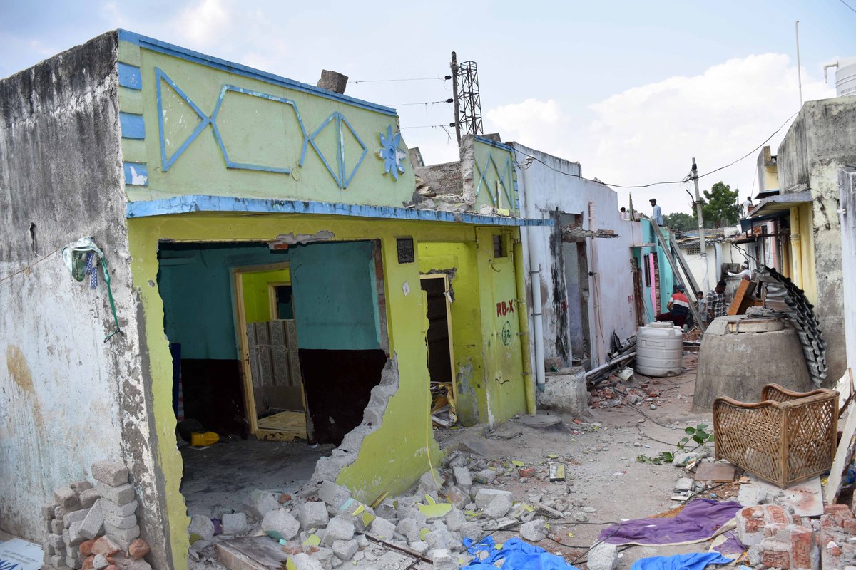 INNChannelNews's tweet image. #HYDRAA workers demolish marked houses in the Musi riverbed areas as part of the Musi beautification project in Moosa Nagar and Shankar Nagar of Chaderghat on Tuesday - INN Photos

#MusiRiverfrontDevelopment #Hyderabad #RevanthReddy #Telangana