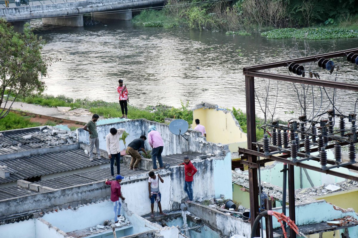 INNChannelNews's tweet image. #HYDRAA workers demolish marked houses in the Musi riverbed areas as part of the Musi beautification project in Moosa Nagar and Shankar Nagar of Chaderghat on Tuesday - INN Photos

#MusiRiverfrontDevelopment #Hyderabad #RevanthReddy #Telangana