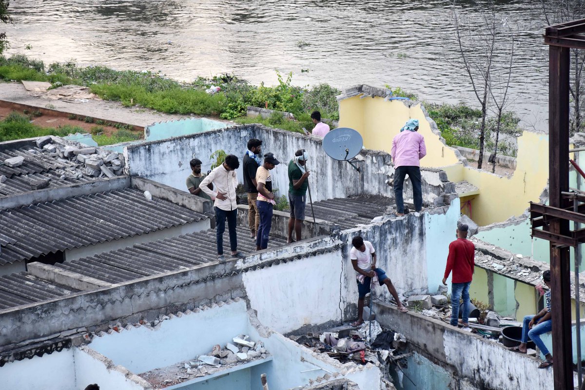 INNChannelNews's tweet image. #HYDRAA workers demolish marked houses in the Musi riverbed areas as part of the Musi beautification project in Moosa Nagar and Shankar Nagar of Chaderghat on Tuesday - INN Photos

#MusiRiverfrontDevelopment #Hyderabad #RevanthReddy #Telangana