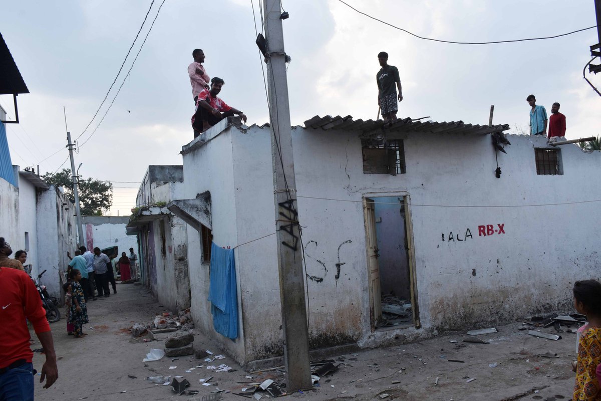 INNChannelNews's tweet image. #HYDRAA workers demolish marked houses in the Musi riverbed areas as part of the Musi beautification project in Moosa Nagar and Shankar Nagar of Chaderghat on Tuesday - INN Photos

#MusiRiverfrontDevelopment #Hyderabad #RevanthReddy #Telangana