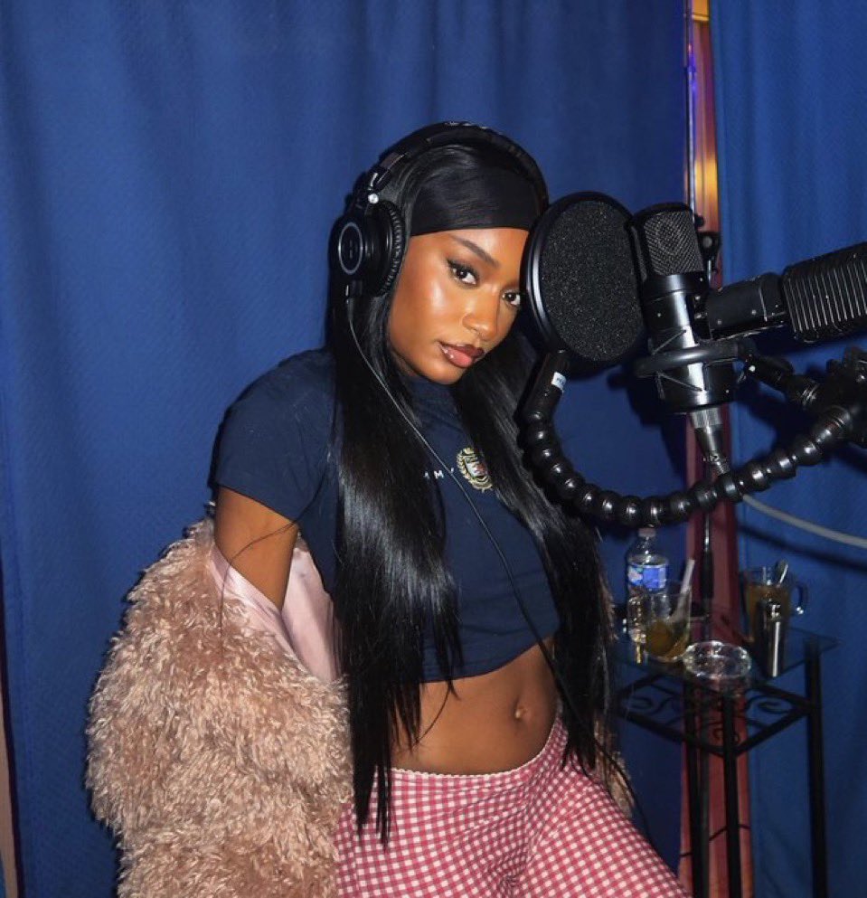 TalesVerse's tweet image. 🇧🇯🇳🇬 #WordOnTheStreets Ayra Starr travaillerait apparemment sur une version Deluxe de son album “The Year I Turned 21” 🔥

On a hâte ? 👀