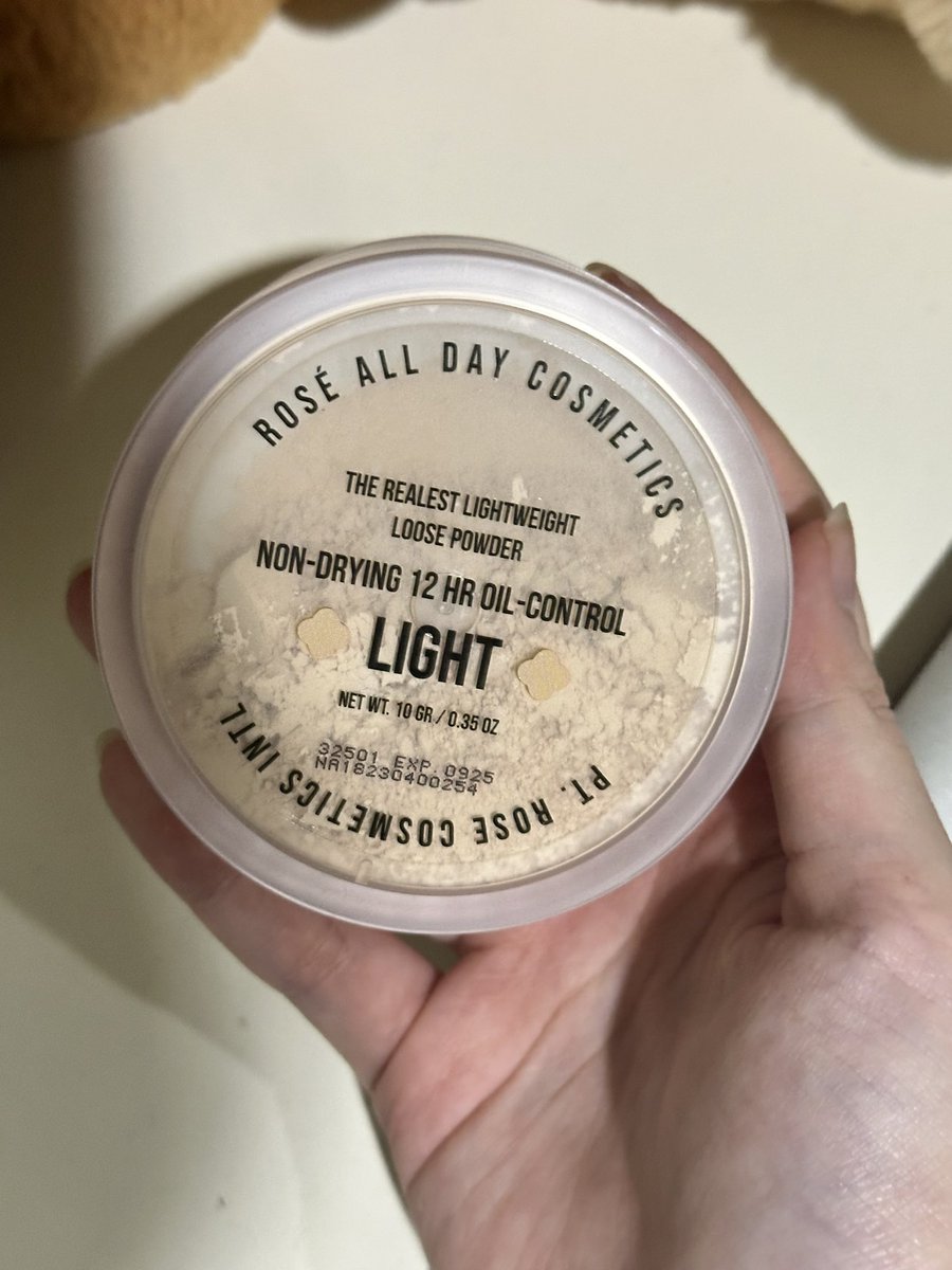 wts preloved makeup!

- rose all day concealer shade light (30.000)
- by lizzia parra BLP concealer shade vanilla (45.000)
- rose all day loose powder shade light (55.000)

baru dipake sekali doang😢
📍bdg, bisa co lewat 🍊