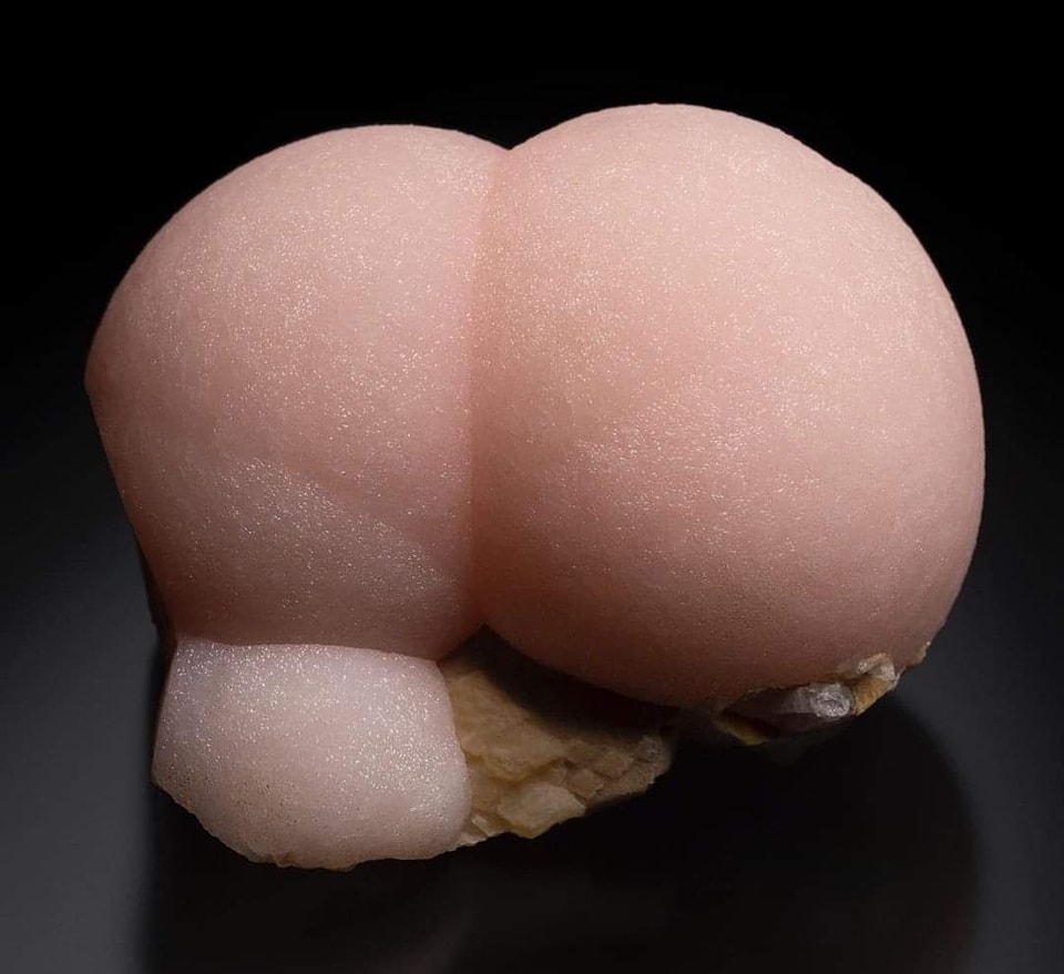 Crazy Manganese bearing Calcite! ~ 📷From Inner Mongolia, China.

Photo: Mineral Masterpiece