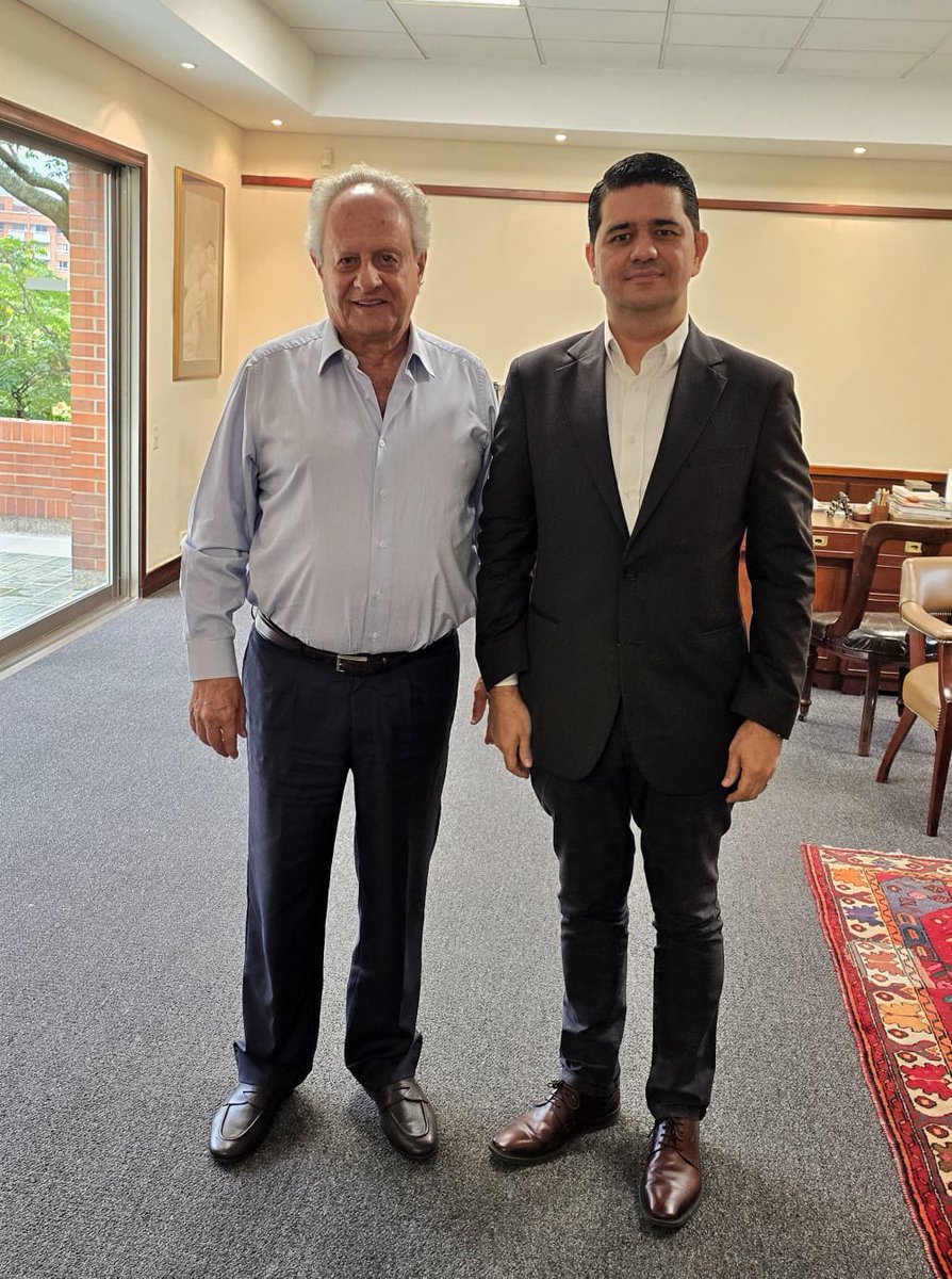 Hoy nuestro Presidente en reunión con Manuel Santiago Mejía, uno de los líderes empresariales más destacados del país, estuvo analizando el presente y futuro de la economía del país y de como se puede articular esfuerzos entre la pequeña y la gran empresa para beneficio de todos.