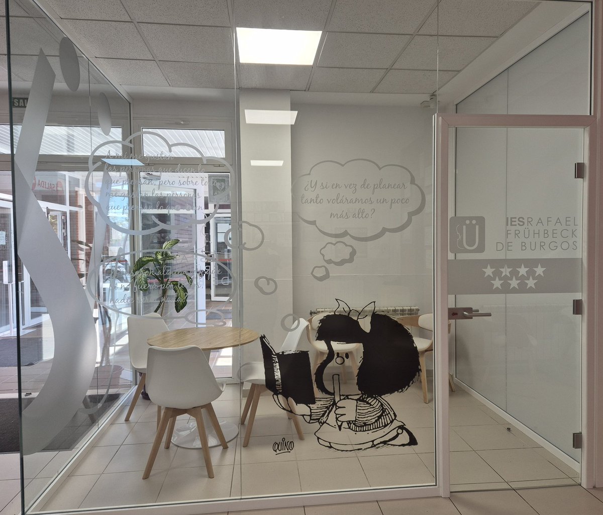 IES_RFruhbeck's tweet photo. ¡En el @IES_RFruhbeck estamos de celebración! Aprovechamos el 60º aniversario de Mafalda para presentaros nuestro nuevo espacio de reuniones. 💜
🫶 Se trata de un rincón especial que cuenta con reflexiones de este gran personaje de Quino. ¡Os esperamos para que lo conozcáis! 🤗 https://t.co/HS076BAJgP