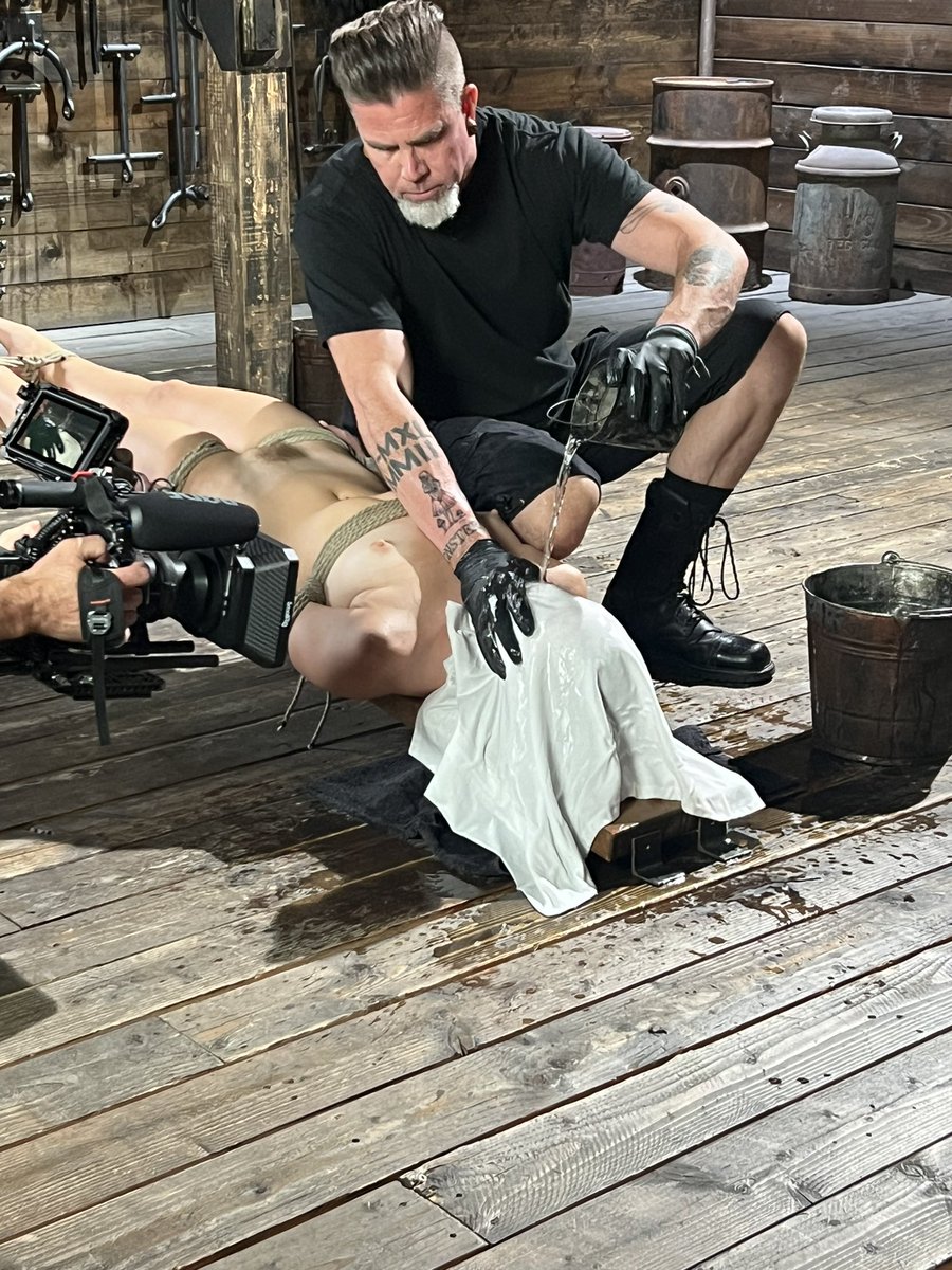 katiekushxx2's tweet photo. This is what I  got in trouble for btw. And I loved every second of creating this with @JohnPaulthePope for @kinkdotcom so y’all better keep your eyes out for it👀🔪😈🎃 happy spooky season🥰😜 https://t.co/lc1uMHowgH
