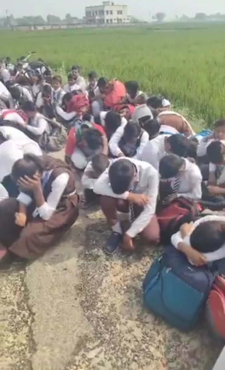 AnilYadavmedia1's tweet image. ये तस्वीर UP के सिद्धार्थनगर के एक प्राईवेट स्कूल की है,

इन बच्चों के पैरेंट्स समय से फीस नहीं जमा नहीं कर पाए,
तो स्कूल प्रबंधन ने बच्चों को स्कूल में एंट्री देने से मना कर दिया,

सोचिए आम आदमी की आर्थिक हालत कितनी पस्त हो चुकी है,