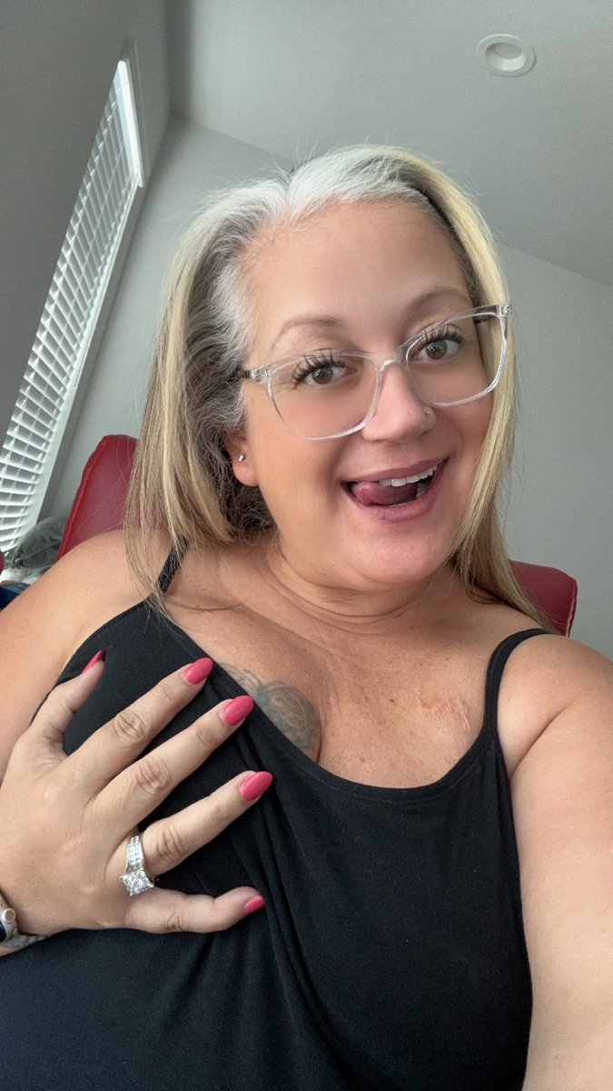itzjenbitchez's tweet photo. Happy first day of Pinktober. Did you know October is Breast Cancer Awareness Month!? Be sure to do your monthly exam on the first of each month to help with early detection! It saves lives!!! It did mine! Please do a self exam &amp; make a reminder to #feelitonthefirst each month! https://t.co/VRgoUmD5Mp