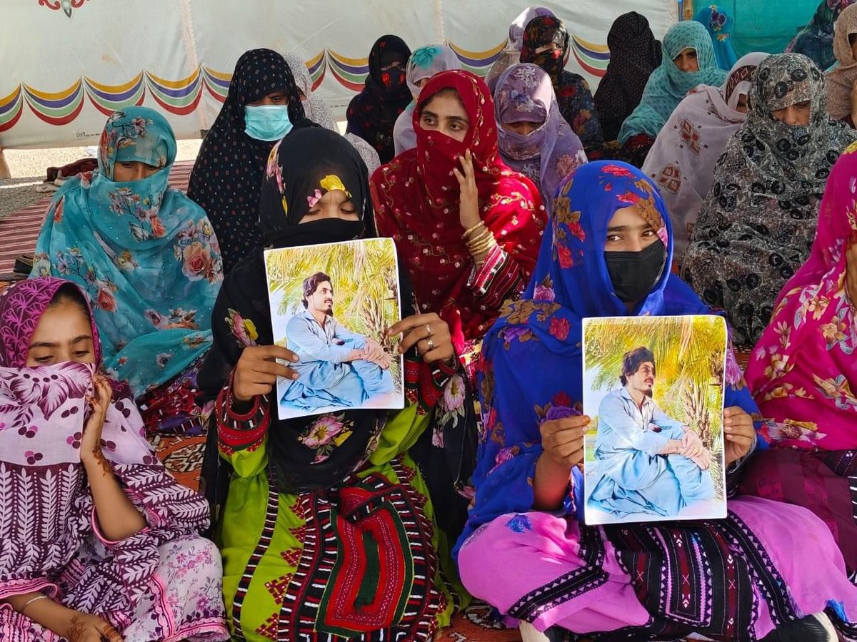 BalocDad's tweet photo. من کہ ھر روچ وابءَ چہ بست کن اَنت چاراں اکس اَنت، برے بنجگور برے تربت برے گوادر برے کلات ءُ برے بلوچستانءِ یک شھر ءُ میتگے، مات آں گوھار آں ءُ چُگ اَنت کہ اکساں گوں دگانی سرءَ زھرشانی کنگءَ اَنت.
باریں کدی اے مات ءُ گوھارانی واھگ سرجم بنت؟
#EndEnforcedDisappearances https://t.co/xCh6qjGhxI