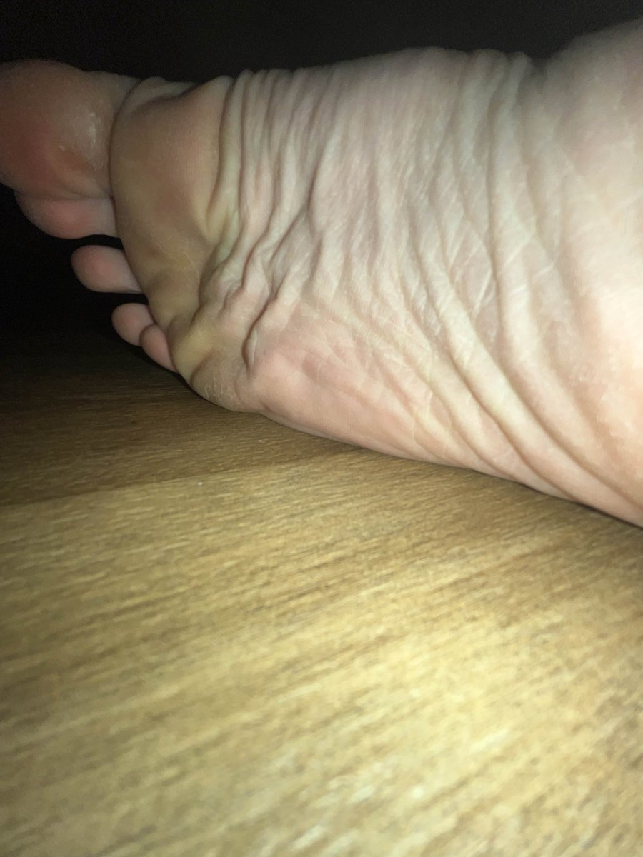 Feetandcheesex4's tweet photo. You like your women older? 🥴 #oldbutbeautiful #wrinkle #saggytits #feet #footjob #over60 https://t.co/UWgi2UOOi3