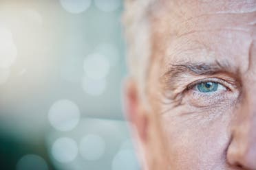 العلماء يكتشفون أن البشر يتقدمون في السن بشكل كبير في دفعتين - عند 44 ثم 60 عامًا! 🧬👴👵

- وجدت دراسة حديثة أن الشيخوخة ليست عملية بطيئة ومطردة، بل تحدث في دفعتين متسارعتين على الأقل. 

- تتبعت الدراسة آلاف الجزيئات المختلفة لدى أشخاص تتراوح أعمارهم بين 25 و75 عامًا، واكتشفت