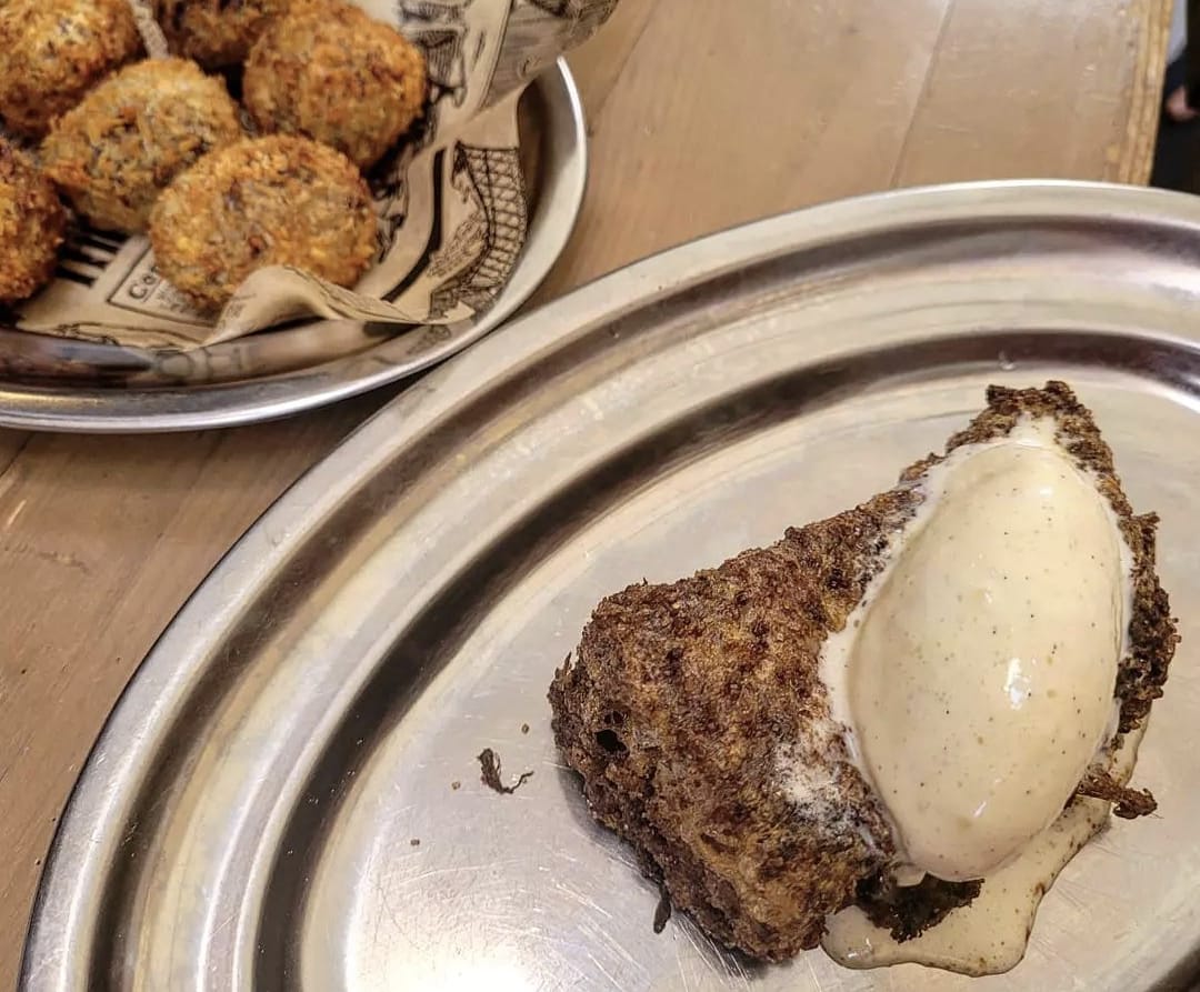 ¡Con todos ustedes, el capricho perfecto! 🎩✨
Torrija de brioche de mantequilla del amigo Mariano, con un sombrero de helado de vainilla y mucho love.
Pecar sin remordimientos. 🔥
⚠️ Importante: morder la torrija puede provocar adicción.
#Reus #torrija #postre