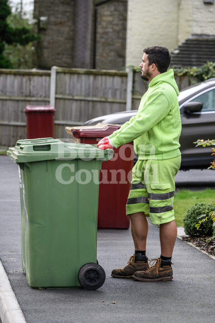 The council provides free compostable bags for kitchen caddies.

Need more? Simply tie a bag onto the handle of your green bin. 

And please, if you’re buying caddy bags, it’s really important that they are fully compostable and not just biodegradable. 

bit.ly/3TJOTwS