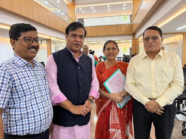 digitalcellhgdc's tweet photo. Dr. Balendra Kr. Das, President, Sri Bhaben Ch. Medhi, Working President, Dr. Biju Baruah, Principal, and Sri Madhusudhan Das, Secretary, HGDC, met the Chief Minister of Assam at 6pm on 27. 09.24 at CMO on his invitation to discuss student issues in Azara region. 
@himantabiswa https://t.co/0Eook2I4IJ